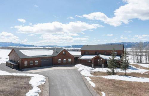 MAJESTIC VIEWS FAMILY LODGE with Large Deck - Photo 4