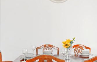 Elegant 3-bed apartment with FREE onsite PARKING in Enfield - Out door Patio - Big savings on Longer Stays - Photo 7