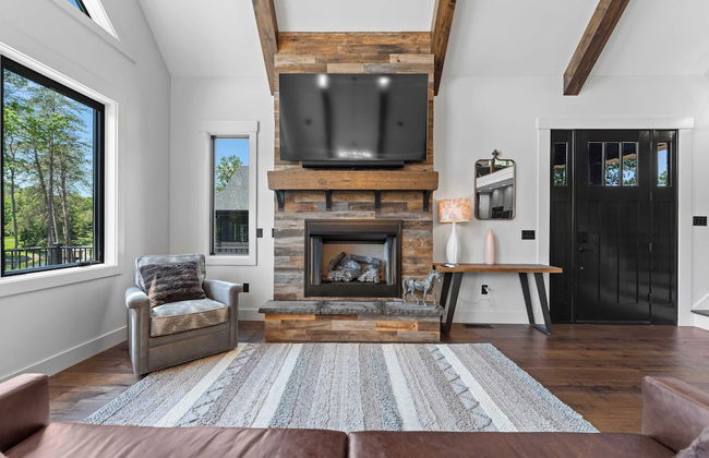 Gray Fox Lodge by Avantstay Waterslide Pool, Theater Sleeps 21 - Foto 24