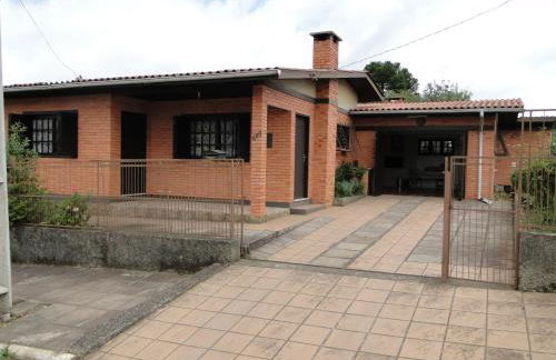 CASA COMPLETA, CENTRO, 4 Qtos, Wi-Fi, 130m quadrados, 4 Camas Casal, Churrasqueira e Apetrechos, Vasto Quintal e Varanda nos Fundos, 2 Banheiros, 9 Pessoas, Área Frontal, Garagem Coberta, Estacionamento Interno 2 Carros, Fogão a Lenha - Foto 31