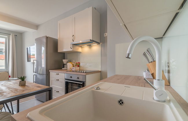 Luxurious Suites Elegance - Photo 18