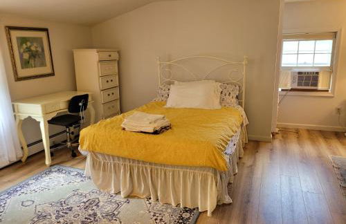 East Granby with AC and WiFi 3 minute to Bradley - Foto 23