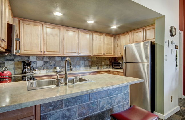2BR/2BA Condo on Shuttle Route - Wild Irishman 1015 - Pool & more! - Foto 8