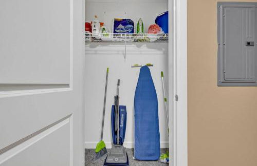 Luxury High-Rise • 18th Floor Condo • Parking 13 - Foto $