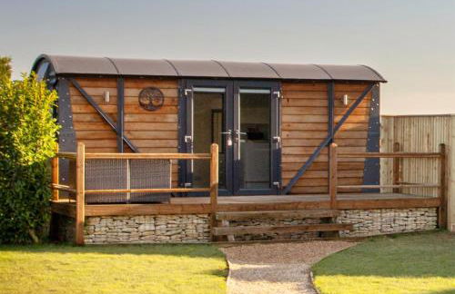 Yew Lodge - Shepherd's Hut Railway Carriage with "Hot Tub" - Sleeps 4 - Escape Completely! - Foto 2