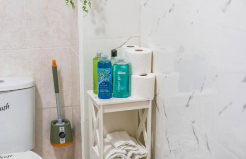 #99 Quirky and Stylish 3-Bedroom - Close to Drayton Manor Theme Park - Sleeps 6 - "Perfect for contractors and Families - Free parking" - Photo 13