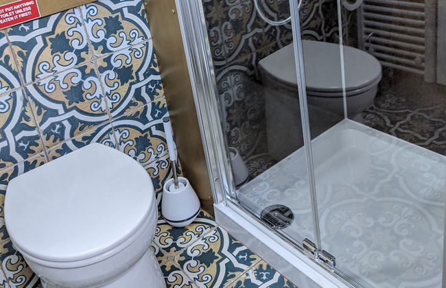 Narrowboat With Hot Tub, Spa, Cruising And More - Photo 8