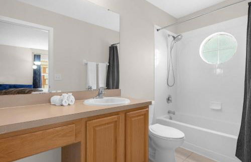 Large Spacious Home w Private Pool & Hot Tub - Photo 27