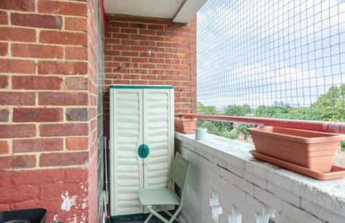 Top Floor 1 Bedroom Apartment with views over London - Photo 5