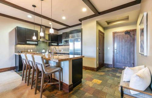 One Village Place 502 by East West Hospitality - Foto 7