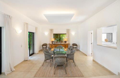 Luxury Private Family Villa with Pool AC & Parking - Foto 9