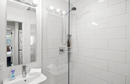 3BR 2BA Derby Home Walk to Churchill Free Parking - Foto 49