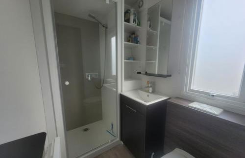 Mobil-home moderne avec piscine couverte, proche mer, 6 pers, animaux admis - FR-1-777-25 - Foto 8