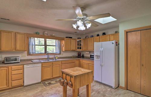 Scenic Riverview Getaway with Screened Porch! - Foto 6