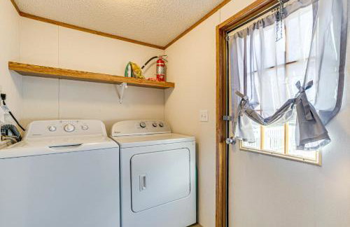 Walk to Houghton Lake! Family Retreat with Patio - Foto 21