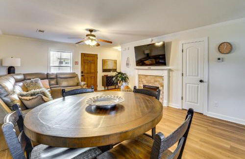 5 Mi to Univ of Arkansas Cozy Townhome with Deck - Foto 1