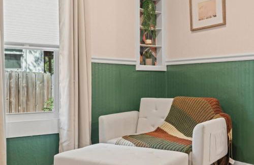 Urban Flamingo Retreat Modern Meets Tropical in this Beautiful, Updated Pet Friendly 3BD Pool Home with Outdoor Living Space - Foto 26