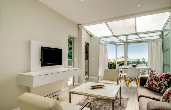 Compact Camps Bay Holiday Apartment With Private Pool Sea Escape - Foto 2