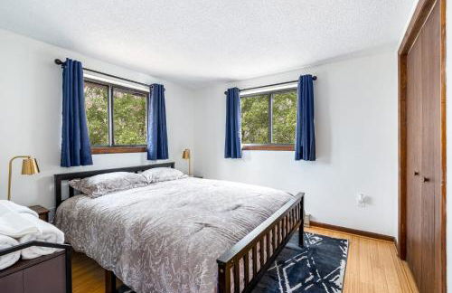 Modern Chalet w Hot Tub, Large Deck, Grill & WiFi - Foto 21