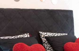 City Center Apartment with Free Parking - Foto 7