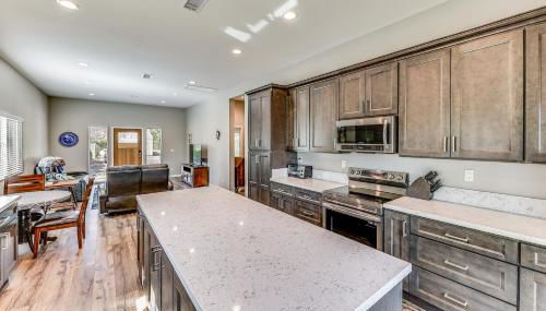 Peaceful Riverside Home with Patio, 7 Mi to Downtown - Foto 2