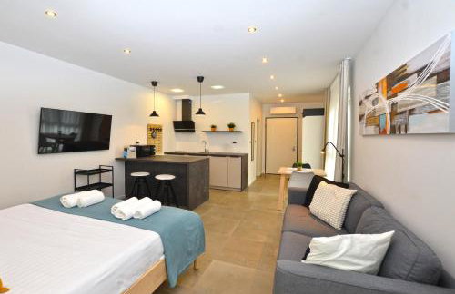 Black & White Studios - Photo 13