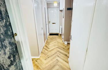 Luxury 2-Bed Apartment,Office with Built-In TV King Bed, Private Entrance and free Parking - Foto 57