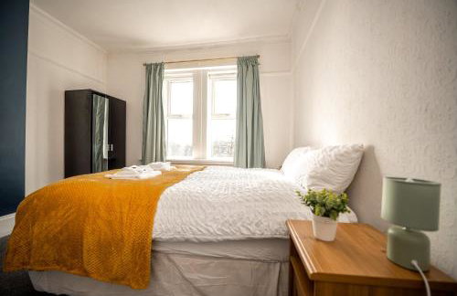 Apt - Sleeps 10 - Parking - Ideal for Contractors - Photo 14