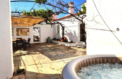 StoryHouse33 - Casa com histórias, pátio e jacuzzi - Foto 11