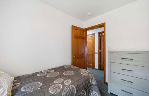 Spacious 4BR Lakefront Cottage - Perfect for Groups - Foto 15