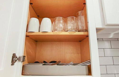 Studio Apt with Laundry, Near Shops! - Montrose Studio rep - Photo 9