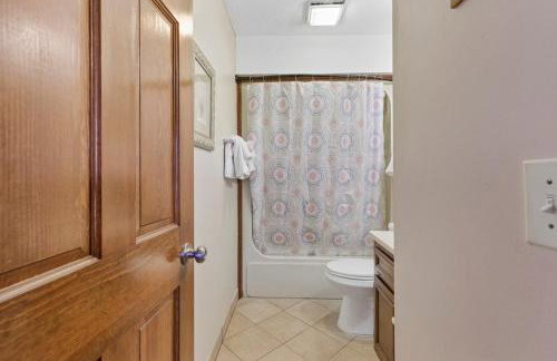 Spacious Modern Condo - 1st Floor - One Block to the Beach - Foto 32