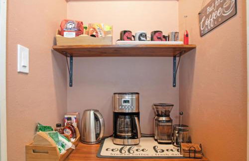 Fly Away Home with Aurora Views - Foto 11