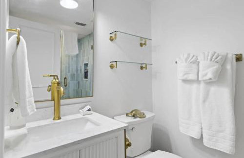 Boutique condo w oceanfront & concierge - Photo 18