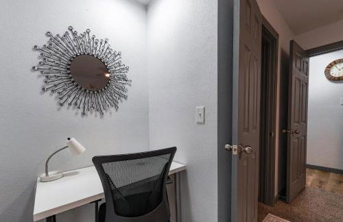 Cozy retreat minutes from stadiums - Photo 4