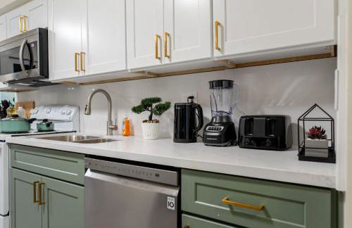 Entire Private Home with 4 Bedrooms 2 Bathrooms, Spacious, Lux King Bed, Ranch Style, Prime Area, Available Now - Photo 36