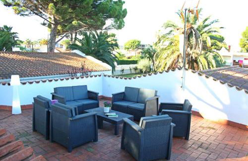 Superb Seafront Villa - Photo 4