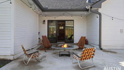 Family 3BR 2BA Home Near Charming Main Street w Cowboy Pool by Austin Vacay - Foto 5