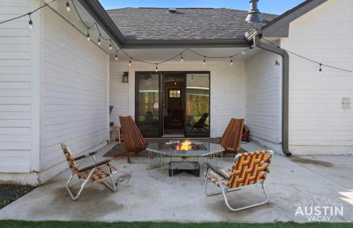 Family 3BR 2BA Home Near Charming Main Street w Cowboy Pool by Austin Vacay - Foto 5