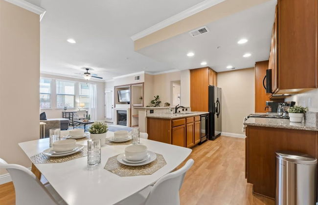 2BR Getaway Pool Gym Basketball Court Theater Access - Photo 15