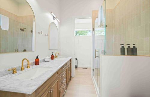 4BR, 2 & half Bath, Hot Tub, Private Parking, Near Ark - Foto 13