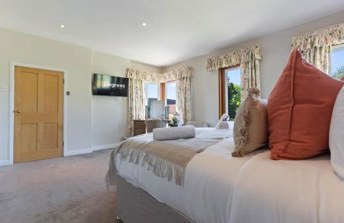 Stunning Countryside Home in Surrey by 53 Degrees Property, Ideal for Family Getaways, Private Tennis Court! - Foto 27