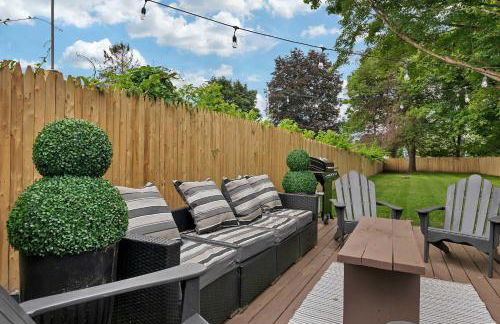 Charming Family Saratoga Home Walk to Track & Downtown - Photo 15