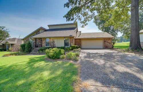 Spacious Arkansas Abode with Balcony and Fire Pit! - Foto 26