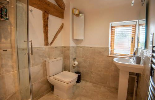 Bramble Cottage - Cosy 2 Bed With Deluxe HOT TUB & Log Burner - Photo 10