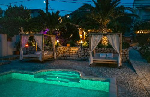 Apartments by the Beach with Pool and Lounge Beds - Miral Apartments - Foto 14