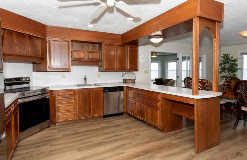 4 Bedroom Lakefront Home with Private Beach on Cedar Point Chaussee - Photo 29