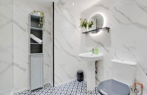 Liverpool Warehouse Flat - Sleeps 5, WiFi, Free On-Site Parking - Foto 28