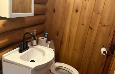 Charming Lakeside Cabin Bungalow with Timeless Rustic Beauty near Portage Lake in Maine - Foto 9