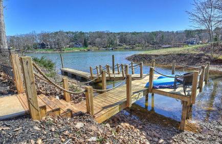 Sleeps 22, Lakefront w/ Private Dock & Pool, 2 Houses Lake Living by Avantstay - Foto 26